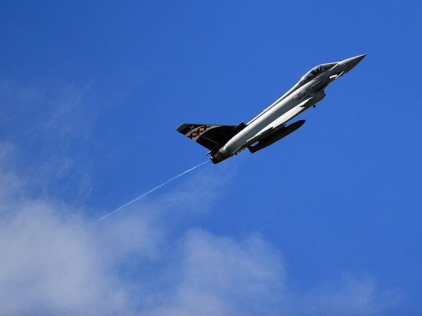 Anh điều máy bay Typhoon chặn máy bay ném bom của Nga ảnh 1