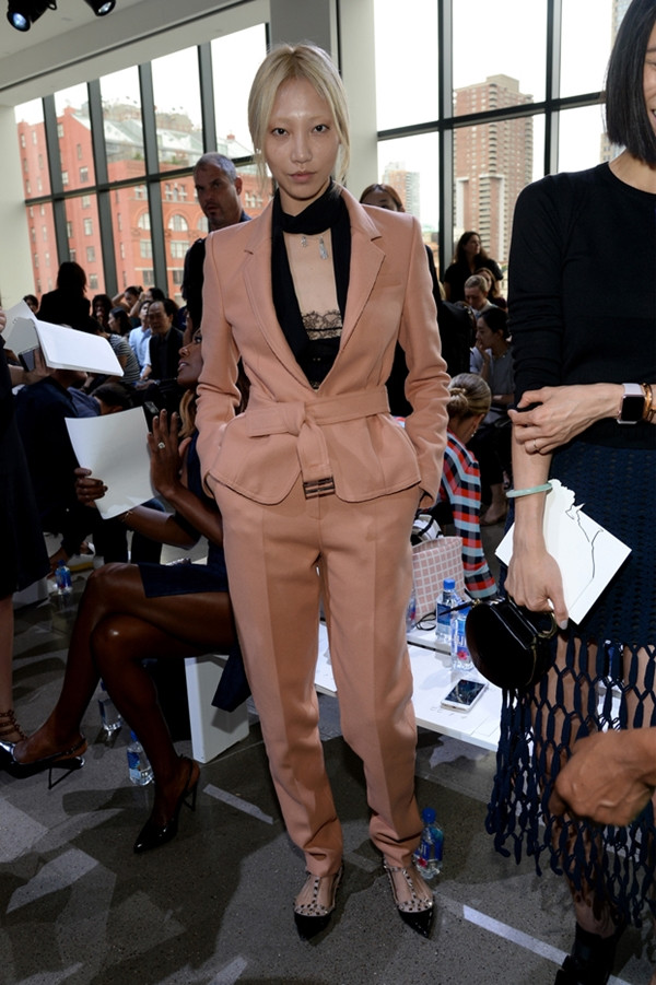 Dàn sao "đổ bộ" hàng ghế đầu tại Tuần lễ Thời trang New York ảnh 3