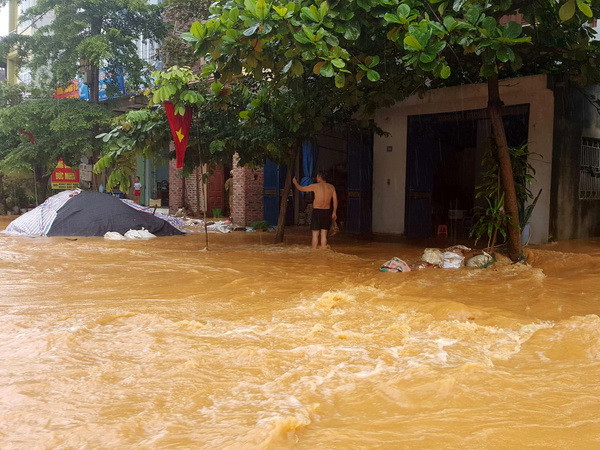Mưa lớn tại Tuyên Quang khiến hơn 100 nhà bị ngập phải di dời ảnh 1