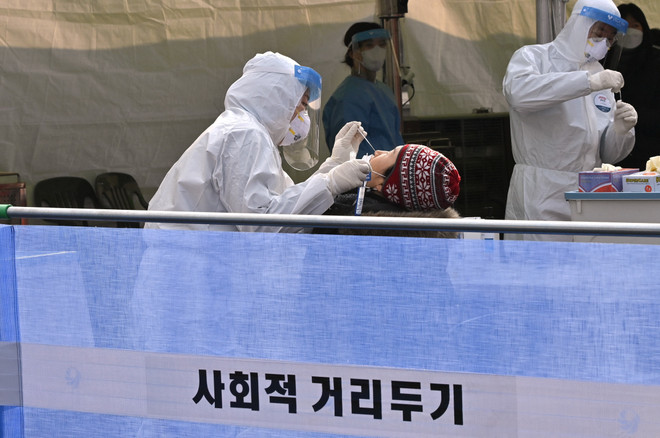 Một điểm xét nghiệm COVID-19 tại Seoul, Hàn Quốc. (Ảnh: AFP/TTXVN) COVID-19: Thách thức của Hàn Quốc trước vạch đích miễn dịch cộng đồng ảnh 1