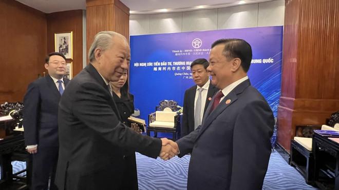 Ông Đinh Tiến Dũng, Ủy viên Bộ Chính trị, Bí thư Thành ủy Hà Nội tiếp ông Nghiêm Giới Hòa, Chủ tịch - nhà sáng lập Tập đoàn Xây dựng Thái Bình Dương, Trung Quốc. (Ảnh: Mạnh Cường/TTXVN) Thành phố Hà Nội và Quảng Châu tăng cường hợp tác thương mại, du lịch ảnh 3
