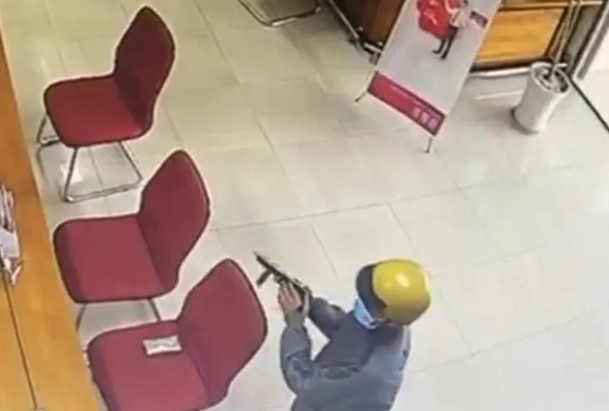 Tiền Giang: Bắt giữ nghi phạm dùng súng tự chế cướp ngân hàng ảnh 1