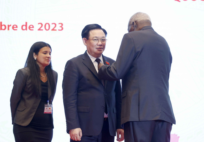 Trao Huân chương Nhà nước Cuba tặng Chủ tịch Quốc hội Vương Đình Huệ ảnh 1