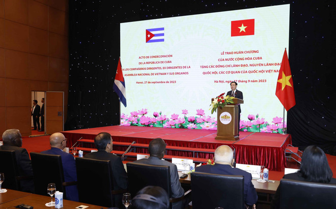 Trao Huân chương Nhà nước Cuba tặng Chủ tịch Quốc hội Vương Đình Huệ ảnh 2