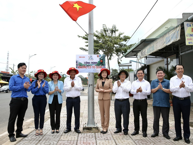 Lễ tiếp nhận cờ và Khánh thành 'Đường cờ Tổ quốc.' (Ảnh: TTXVN phát) Bình Phước tiếp nhận 5.000 lá cờ và khánh thành 'Đường cờ Tổ quốc' ảnh 1