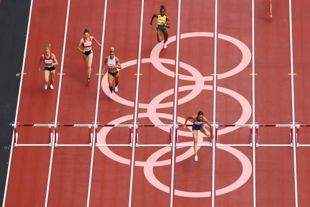 Quách Thị Lan (thứ 2 từ trái qua) tại nội dung 400m rào nữ. (Nguồn: Getty Images) Quách Thị Lan - “Bông hồng thép” của điền kinh Việt Nam ảnh 2