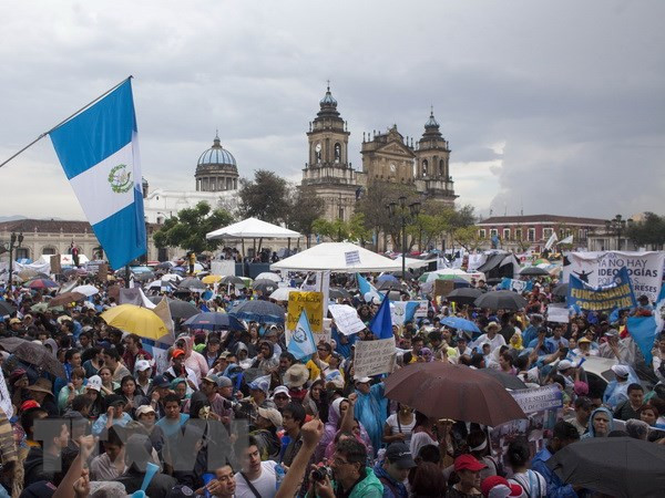 Nhiều người biểu tình quá khích tấn công trụ sở Quốc hội Guatemala ảnh 1
