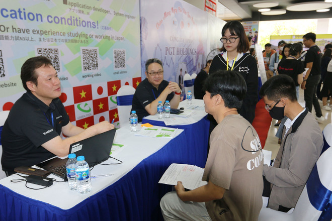 Các tập đoàn, doanh nghiệp Nhật Bản tham gia tuyển dụng tại Ngày hội Việc làm Doanh nghiệp Nhật Bản. (Ảnh: Thanh Vũ/TTXVN) TP.HCM: Doanh nghiệp Nhật Bản tuyển dụng 2.500 vị trí việc làm ảnh 1