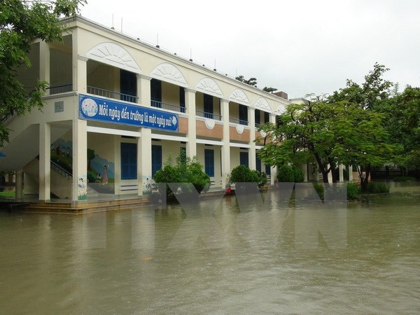 Trường học ở thành phố Nha Trang bị ngập nước sâu nên học sinh phải nghỉ học. (Ảnh: Nguyên Lý/TTXVN) Các tỉnh Bắc Bộ trời nắng ấm, Trung Bộ mưa tăng trở lại ảnh 1