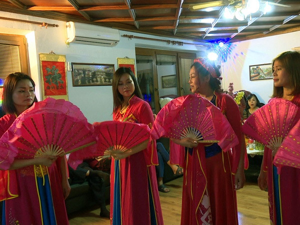 Khơi dậy tình yêu đối với chèo của người Việt Nam tại Séc ảnh 1