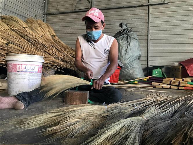 Kon Tum: Nghề chổi đót giúp người khuyết tật vươn lên trong cuộc sống ảnh 2