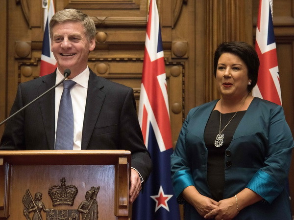 Tân Chủ tịch Đảng Quốc gia đồng thời là Thủ tướng New Zealand Bill English (trái) và Phó Chủ tịch Đảng Quốc gia Paula Bennett trong cuộc họp báo ở Wellington ngày 12/12. (Nguồn: AFP/TTXVN) Tân Thủ tướng New Zealand công bố thành phần nội các mới ảnh 1