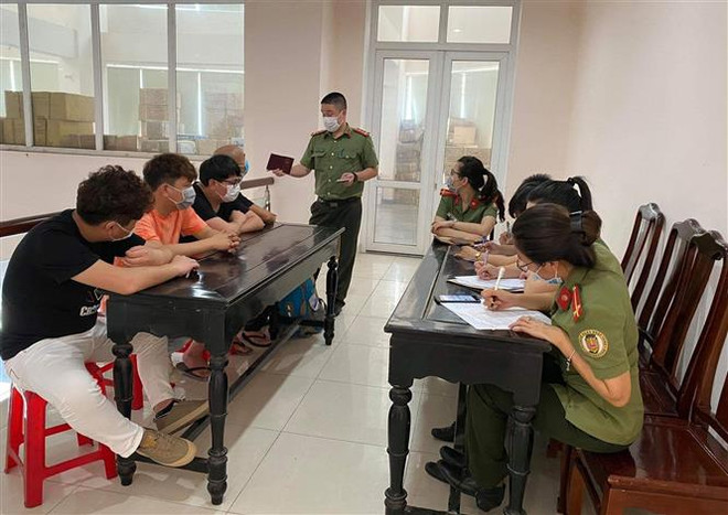 Phạt hành chính 2 người Việt và buộc về nước 4 người Trung Quốc ảnh 1