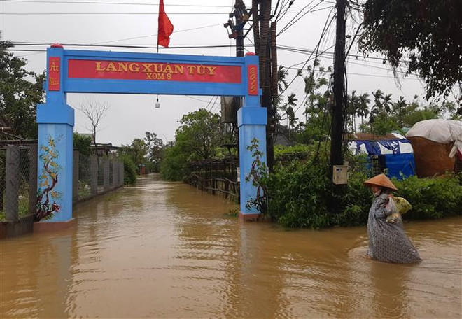 Nhiều tuyến giao thông tại huyện Quảng Điền ngập sâu, giao thông bị chia cắt. (Ảnh: TTXVN phát) Thừa Thiên-Huế: Mưa ngớt, mực nước lũ trên các sông đang xuống chậm ảnh 1