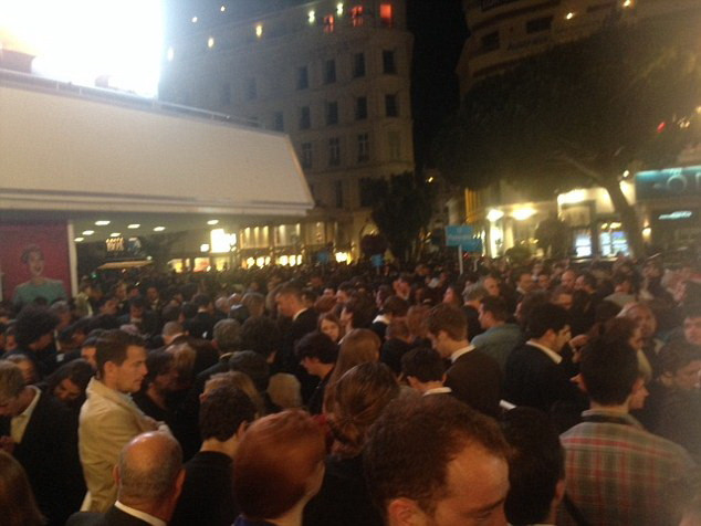 Chen chúc, tranh giành nhau vé xem "phim nóng" 3D lúc nửa đêm ảnh 2