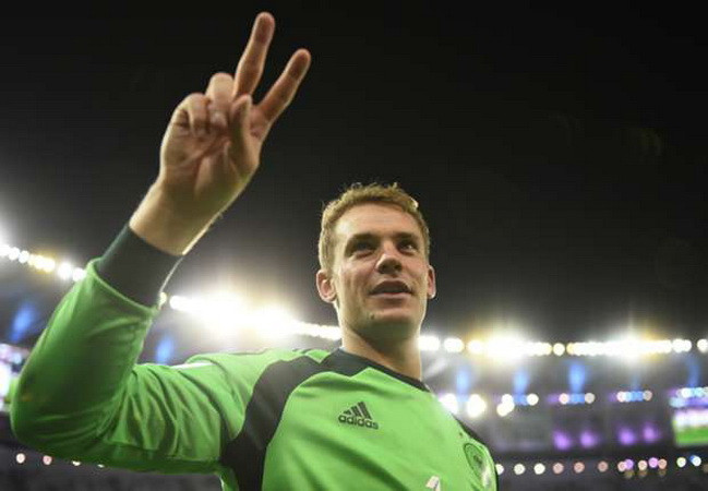 Manuel Neuer lại bỏ khung thành, dọa "tấn công" cậu bé nhặt bóng ảnh 1