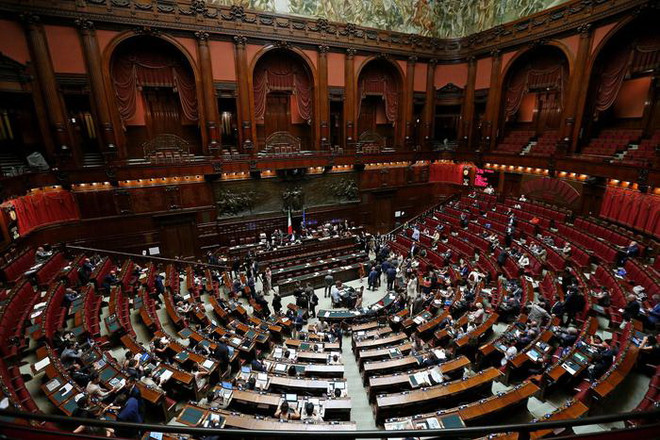 Nghị sỹ Italy mất đặc quyền đi lại bằng vé máy bay hạng nhất ảnh 1