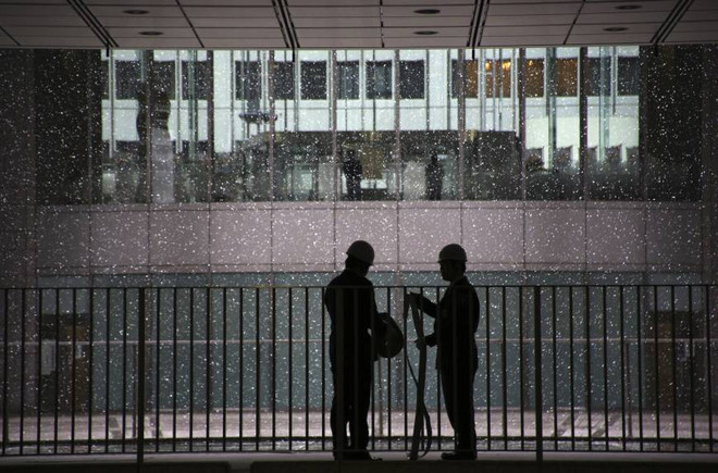 Người dân Tokyo bất ngờ chứng kiến hiện tượng tuyết rơi trái mùa ảnh 1