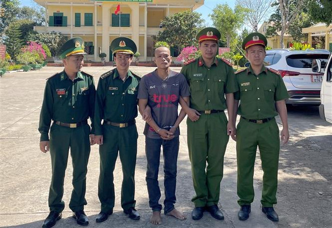 Kon Tum: Tiếp nhận đối tượng trốn truy nã từ Công an Lào ảnh 1