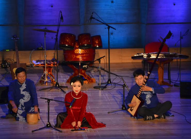 Rộn ràng tiếng trống chèo và tiếng hát dân ca giữa thủ đô Paris ảnh 2