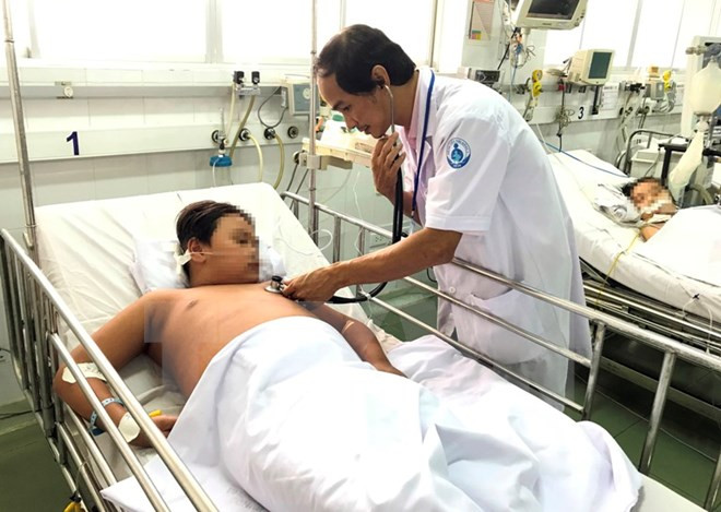 Bác sỹ chăm sóc cho bệnh nhân sốt xuất huyết. (Ảnh: Phương Vy/TTXVN) Sự kiện trong nước 16-22/10: Châu Thị Thu Nga lĩnh án tù chung thân ảnh 8