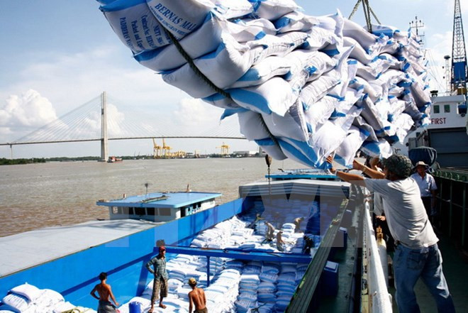 Bốc xếp gạo xuất khẩu tại cảng Sài Gòn. (Ảnh: Đình Huệ/TTXVN) Sự kiện trong nước 16-22/10: Châu Thị Thu Nga lĩnh án tù chung thân ảnh 4
