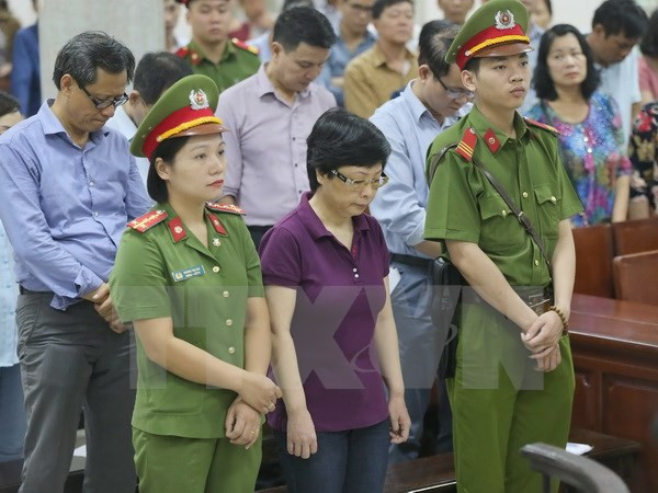 Bị cáo Châu Thị Thu Nga trước vành móng ngựa. (Ảnh: Doãn Tấn/TTXVN) Sự kiện trong nước 16-22/10: Châu Thị Thu Nga lĩnh án tù chung thân ảnh 9