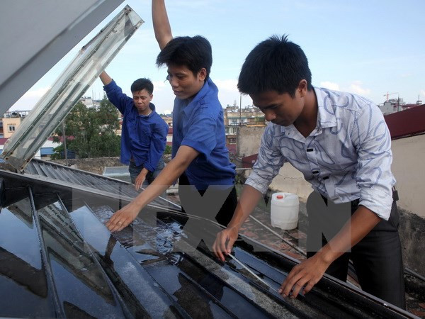Kiểm tra thiết bị tạo nước ngọt từ nước biển bằng năng lượng Mặt Trời dùng cho sinh hoạt của quân và dân hải đảo. (Ảnh: An Đăng/TTXVN) Sự kiện trong nước 16-22/10: Châu Thị Thu Nga lĩnh án tù chung thân ảnh 6