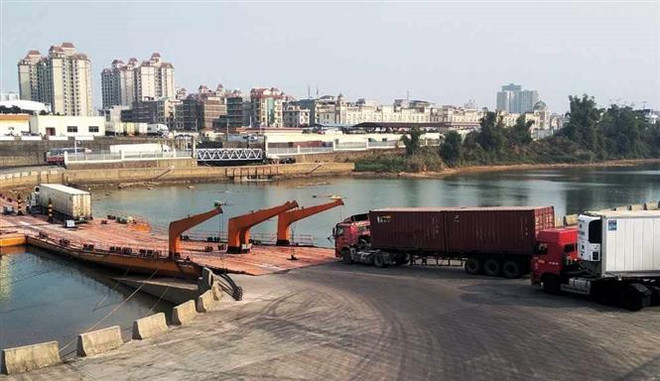 Móng Cái áp dụng "lệnh dừng xe có thời hạn" đối với xe chở hàng hóa ảnh 1