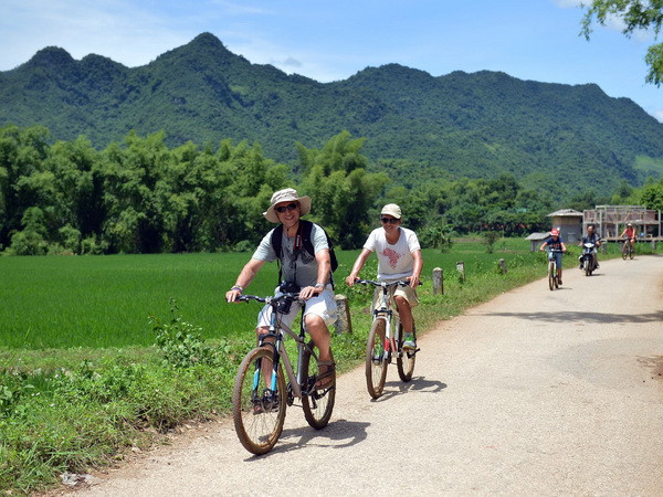 Khách du lịch nước ngoài trải nghiệm tour du lịch sinh thái tại Việt Nam. Ảnh minh họa. (Nguồn: TTXVN) Quảng bá du lịch Hà Nội đến các thị trường khách tiềm năng ảnh 1