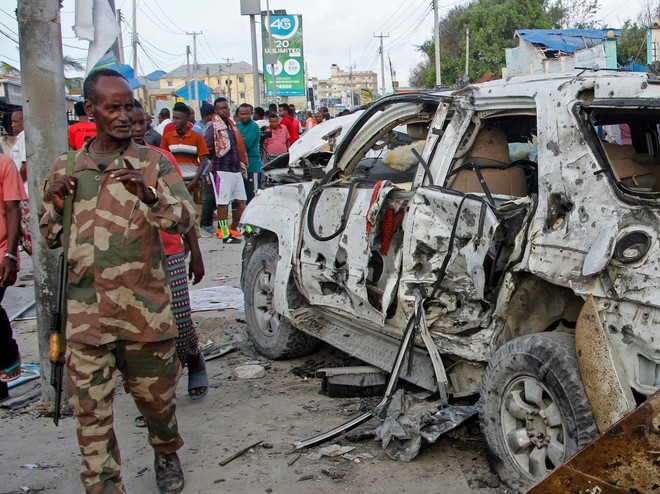 Hiện trường một vụ đánh bom ở Somalia. (Nguồn: AP) Đánh bom liều chết nhằm vào khách sạn nổi tiếng ở Somalia ảnh 1
