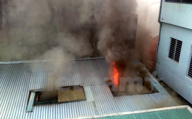 Hà Nội: Nhà trong ngõ đột nhiên phát hỏa, cháy lan sang nhà hàng xóm ảnh 1