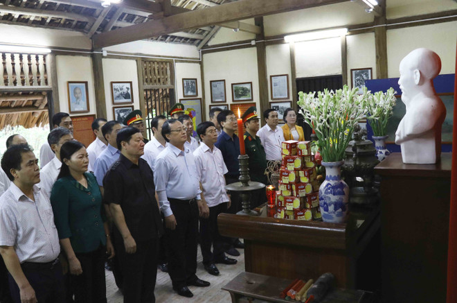 Đại tướng Tô Lâm dâng hương tưởng niệm thân mẫu Chủ tịch Hồ Chí Minh ảnh 1