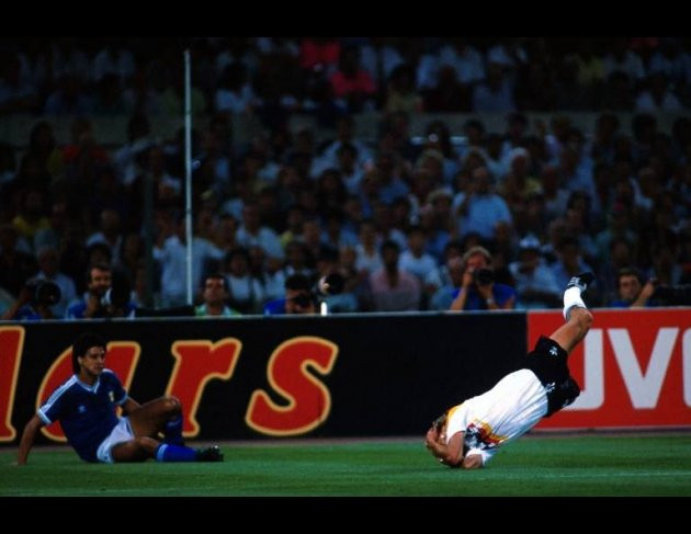 Điểm danh những cầu thủ “tàn nhẫn” nhất trong lịch sử World Cup ảnh 1