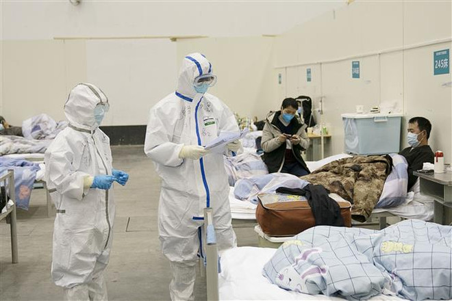 Nhân viên y tế điều trị cho bệnh nhân nhiễm virus corona chủng mới tại bệnh viện dã chiến ở Vũ Hán, tỉnh Hồ Bắc, Trung Quốc, ngày 10/2/2020. (Ảnh: THX/ TTXVN) Hàn Quốc ghi nhận ca mới nhiễm nCoV là một phụ nữ Trung Quốc ảnh 1