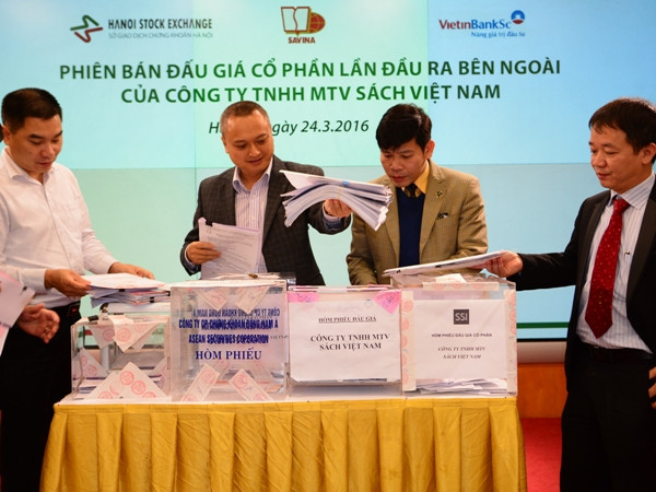 Doanh nghiệp đấu giá cổ phần đồng thời phải đăng ký giao dịch ảnh 1