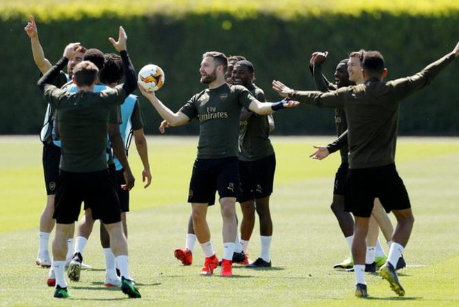 Các cầu thủ Arsenal tập luyện. (Nguồn: Reuters) Arsenal bắt đầu 'luyện công' tại Baku, sẵn sàng đại chiến Chelsea ảnh 1