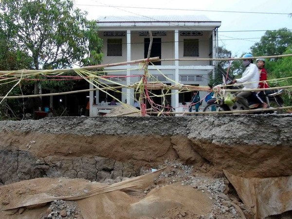 “Hố tử thần” nuốt cả người lẫn máy xúc tại thành phố Cẩm Phả ảnh 1
