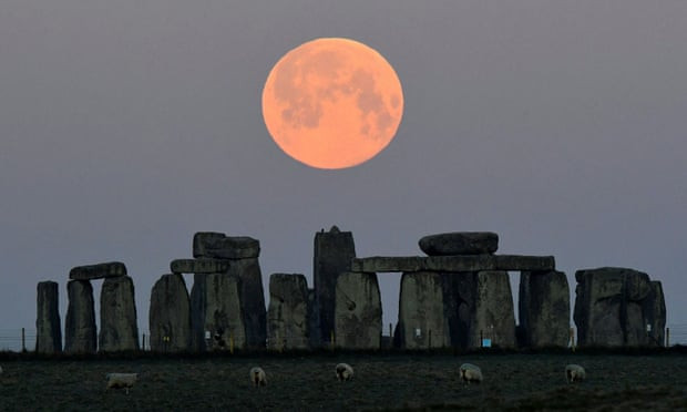 Stonehenge có niên đại từ cách đây khoảng 4.500 năm. (Nguồn: Reuters) Bảo tồn công trình tượng đài cự thạch Stonehenge ở Anh ảnh 2