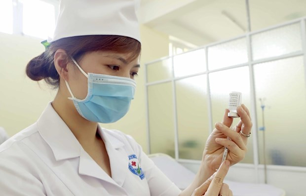 Chuẩn bị lấy vaccine phòng COVID-19 trước khi tiêm. (Ảnh: Hoàng Hùng/TTXVN) Quỹ vaccine phòng COVID-19 đã nhận được 8.666 tỷ đồng ảnh 1