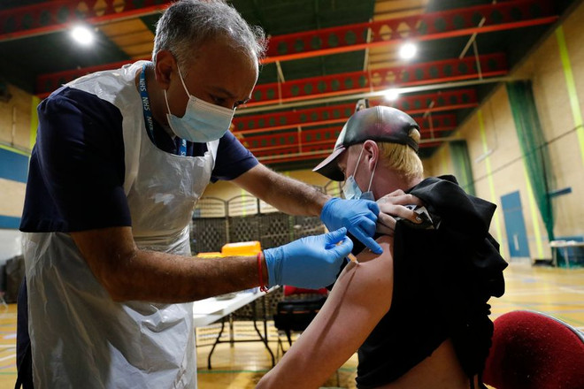 Tiêm vaccine ngừa COVID-19 tại Anh. (Nguồn: wsj) 99% ca tử vong tại Anh là những người chưa tiêm chủng đầy đủ ảnh 1