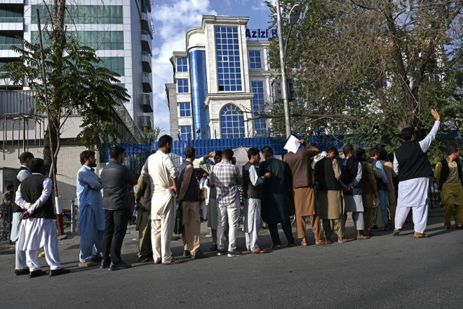 Người dân Afghanistan chờ rút tiền tại một cây ATM bên ngoài ngân hàng ở thủ đô Kabul. (Ảnh: AFP/TTXVN) Liên hợp quốc: Các nước cam kết hỗ trợ hơn 1 tỷ USD cho Afghanistan ảnh 1