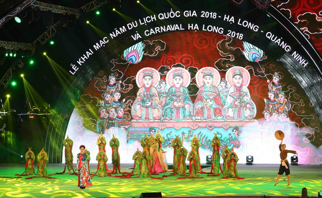 Chương trình nghệ thuật tại buổi lễ. (Ảnh Thành Đạt/TTXVN) Carnaval Hạ Long 2018 - 'Đại tiệc' của nghệ thuật âm nhạc và ánh sáng ảnh 1