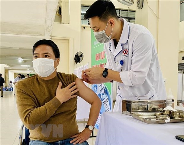 Tiêm vaccine phòng COVID-19 liều bổ sung, liều nhắc lại cho người dân. (Ảnh: Thanh Vân/TTXVN) Ngày 18/12: Số ca mắc mới COVID-19 giảm gần một nửa so với hôm qua ảnh 1