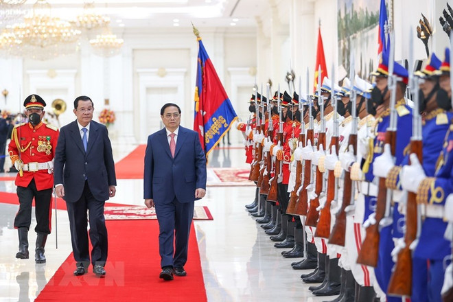 Lễ đón Thủ tướng Phạm Minh Chính thăm chính thức Vương quốc Campuchia hồi tháng 11/2022. (Ảnh: Dương Giang/TTXVN) Việt Nam-Campuchia: Viết tiếp chặng đường phát triển quan hệ toàn diện ảnh 1