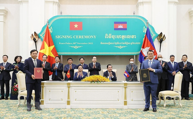 Thủ tướng Phạm Minh Chính và Thủ tướng Campuchia Samdech Techo Hun Sen chứng kiến lễ ký Bản ghi nhớ về hợp tác trong lĩnh vực nông nghiệp giữa Bộ Nông nghiệp và Phát triển nông thôn Việt Nam và Bộ Nông-Lâm-Ngư nghiệp Campuchia. (Ảnh: Dương Giang/TTXVN) Việt Nam-Campuchia: Viết tiếp chặng đường phát triển quan hệ toàn diện ảnh 2