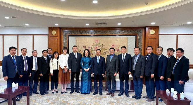 Thu truong bo ngoai giao tham Quang Tay2_resize.jpg