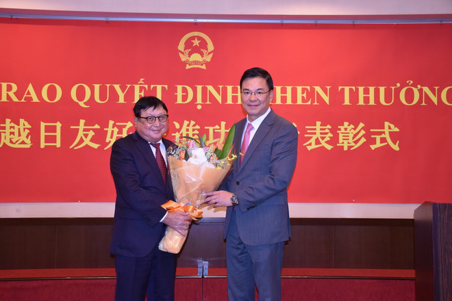 ttxvn trao_bang_khen_cua_thu_tuong_chinh_phu_cho_lanh_dao_hai_tap_doan_nhat_ban5_resize.jpg