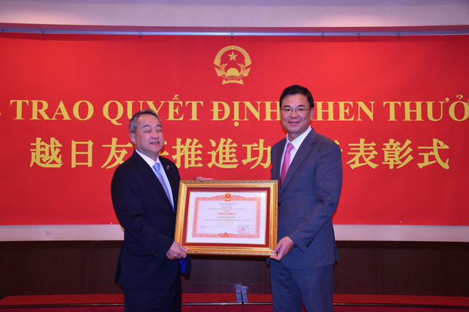 ttxvn trao_bang_khen_cua_thu_tuong_chinh_phu_cho_lanh_dao_hai_tap_doan_nhat_ban3_resize.jpg