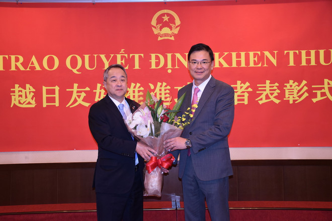 ttxvn trao_bang_khen_cua_thu_tuong_chinh_phu_cho_lanh_dao_hai_tap_doan_nhat_ban4_resize.JPG